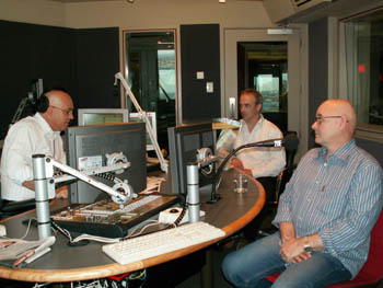 Dennis, le directeur du spectacle avec Jean-Marci à la radio